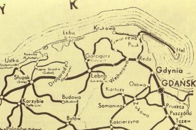 Mapka PKP z 1945/46 r. Na tzw. ziemiach odzyskanych, obok nazw stacji kolejowych w jęz. polskim, widnieją jeszcze nazwy niemieckie. W wyniku błędu Lębork przedstawiono jako Łebno.