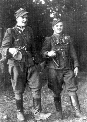 1946, żołnierze PAS Okręgu NZW Białystok, od lewej &quot;Młodzik&quot; i &quot;Wydra&quot; Ryszard Sosnowski.