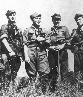 Żołnierze III Brygady NZW, Białostocczyzna 1945. Od lewej: por. Kazimierz Chmielowski &quot;Rekin&quot;, kpt. Romuald Rajs &quot;Bury&quot;, NN, por. Włodzimierz Jurasow &quot;Wiarus&quot;.