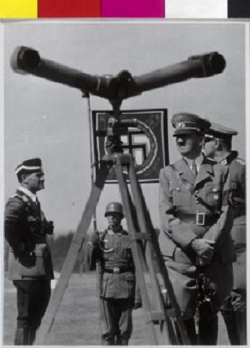 Manöver des 2 Armeekorps in Gross Born. Hitler und General von Brauchitsch vor dem Scherenfernrohr 1938